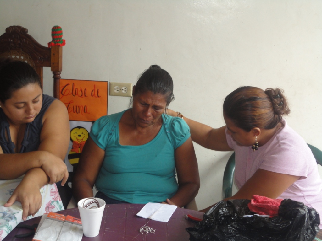 Fatima-orando-por-una-hermana - Community Health Evangelism